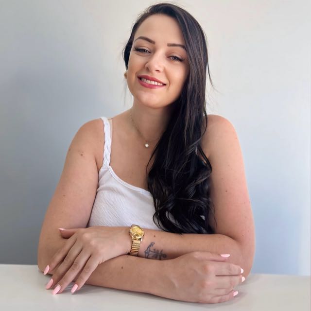 Professional and friendly portrait of Daiane Minuzzo in her studio.